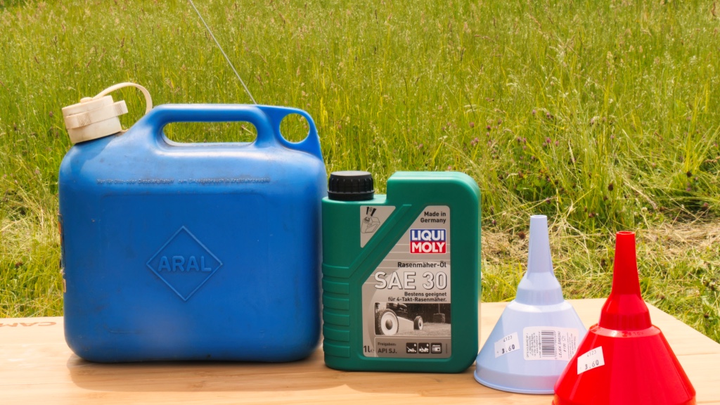 AL-KO BM 875 III Montage 21 Benzin, Öl für den Balkenmäher und 2 Trichter