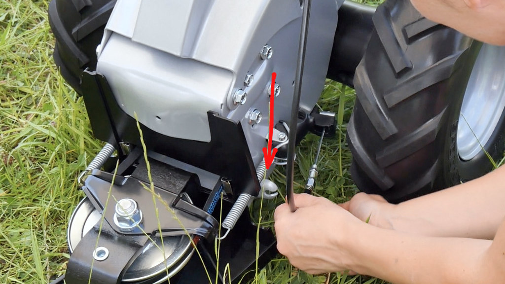 AL-KO BM 875 III Montage 13 Bowdenzug Mähbalken muss vor der Montage gelöst werden
