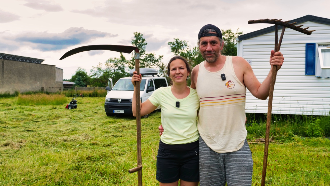 Über uns 1 Marek und Marina mit Mobilheim und Campervan „Franzek“